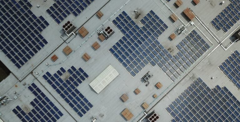 Painéis de energia solar instalados no telhado de uma empresa