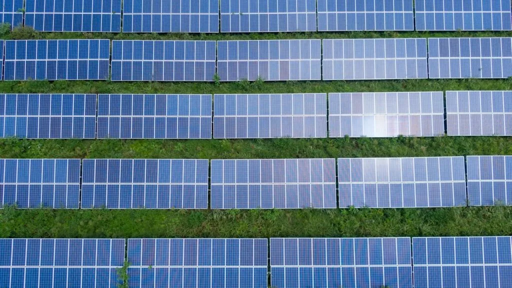 Painéis de energia solar instalados no meio ambiente
