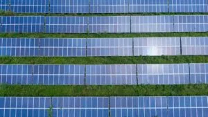Painéis de energia solar instalados no meio ambiente