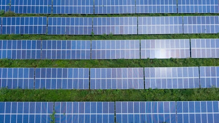 Painéis de energia solar instalados no meio ambiente
