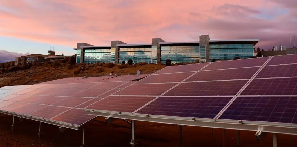 Empresa usando Energia Solar Híbrida no começo da noite