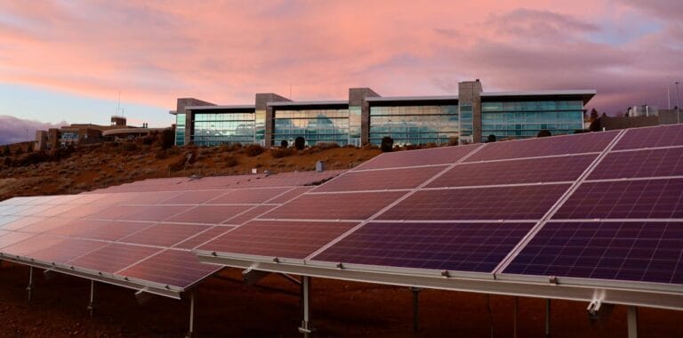 Empresa usando Energia Solar Híbrida no começo da noite