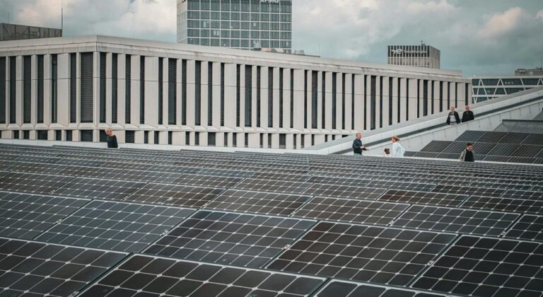 Empresa com sistema fotovoltaico instalado