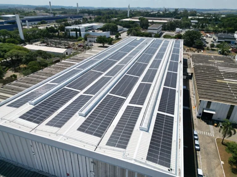 painéis solares em empresas