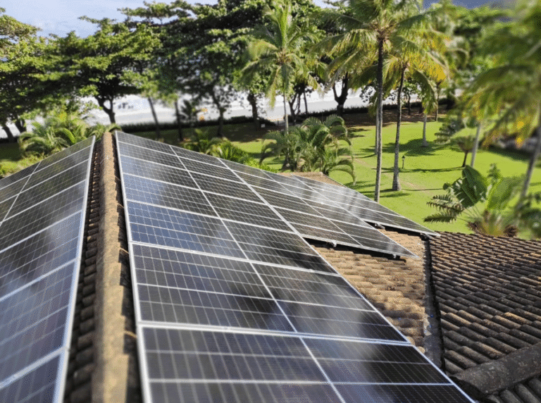 painéis solares em telhado