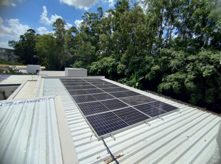 telhado com painéis solares