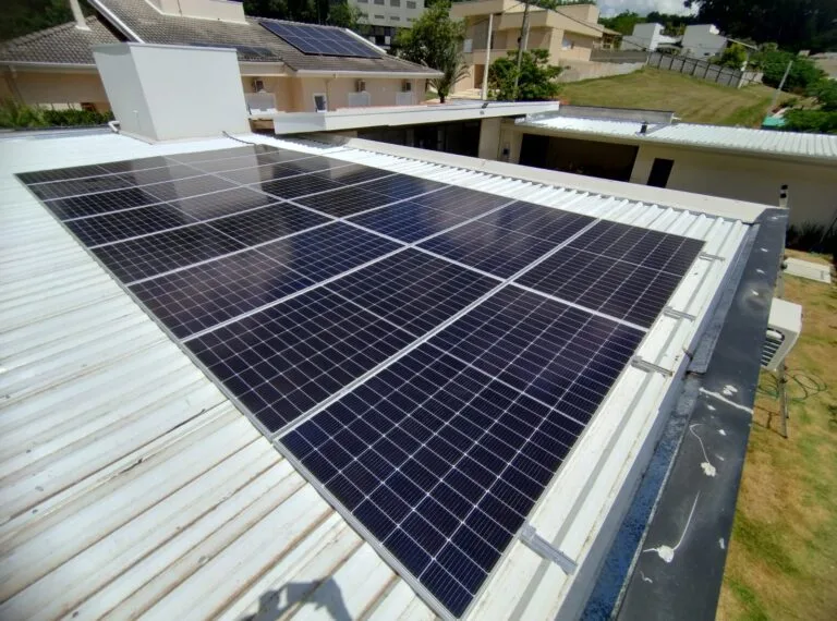 telhado com painéis solares