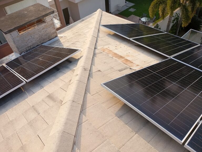 casa com painéis solares