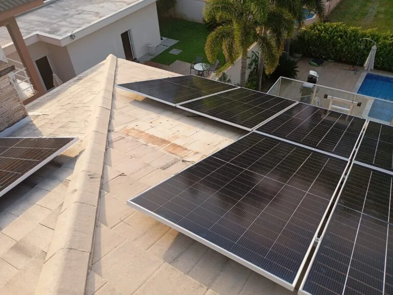 casa com painéis solares