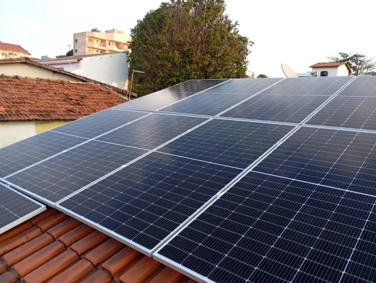 casa com painéis solares