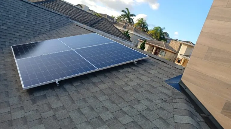 telhado com painéis solares