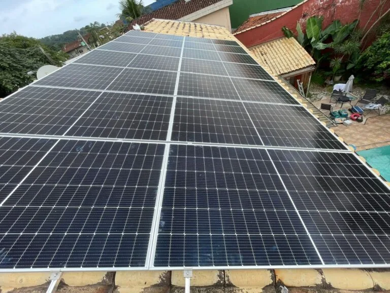 telhados com painéis solares