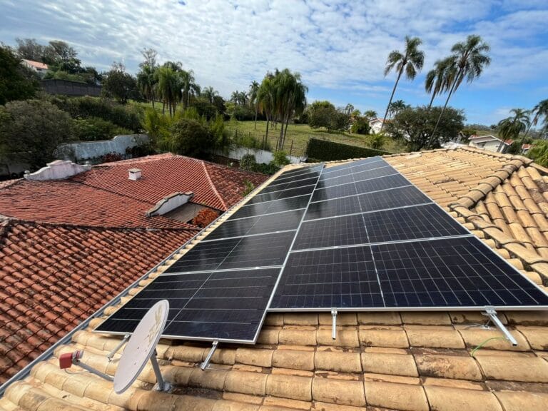 casa com painéis solares
