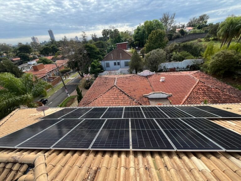 casa com painéis solares