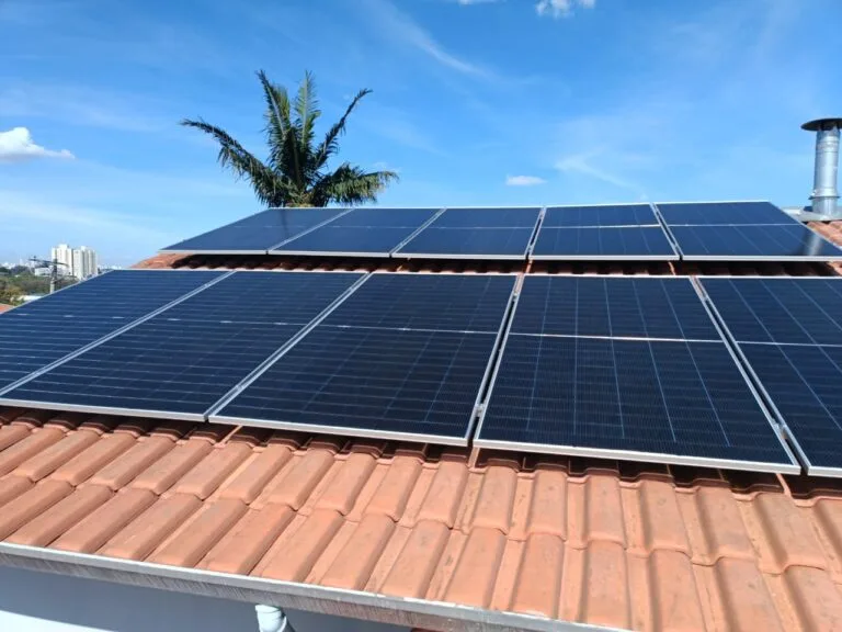 casa com painéis solares