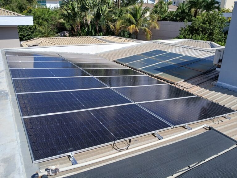 painéis solares em telhado
