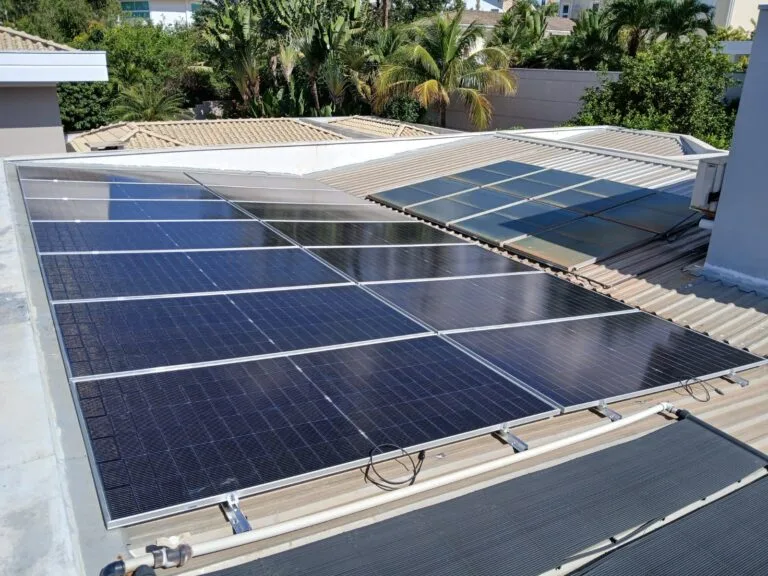 painéis solares em telhado