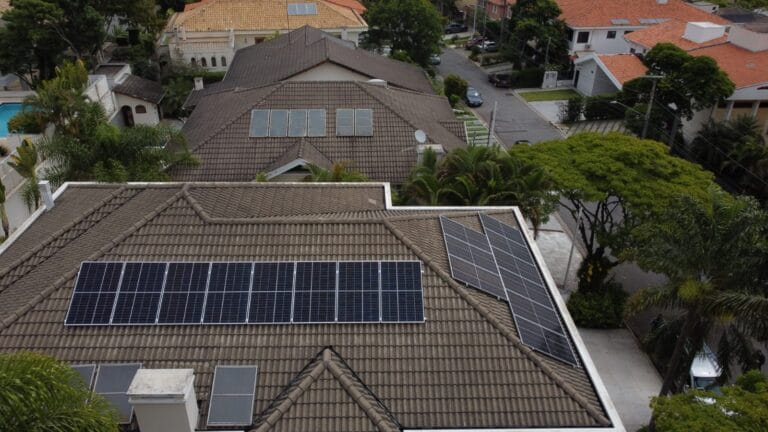telhado com painéis solares