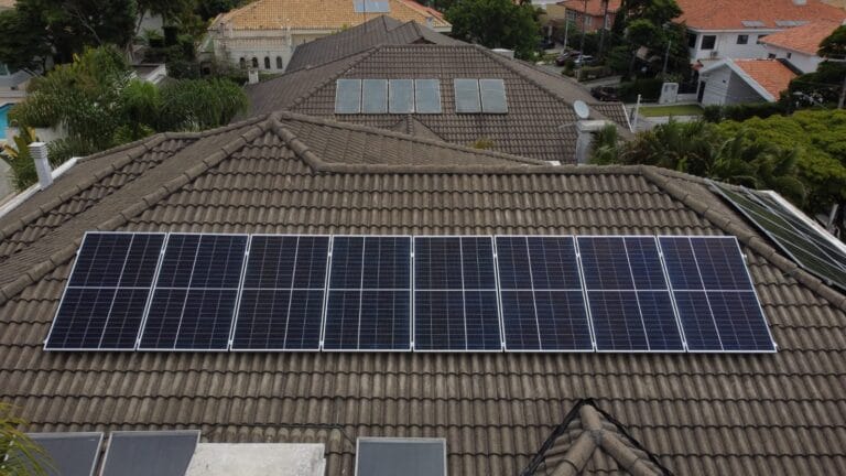 telhado com painéis solares