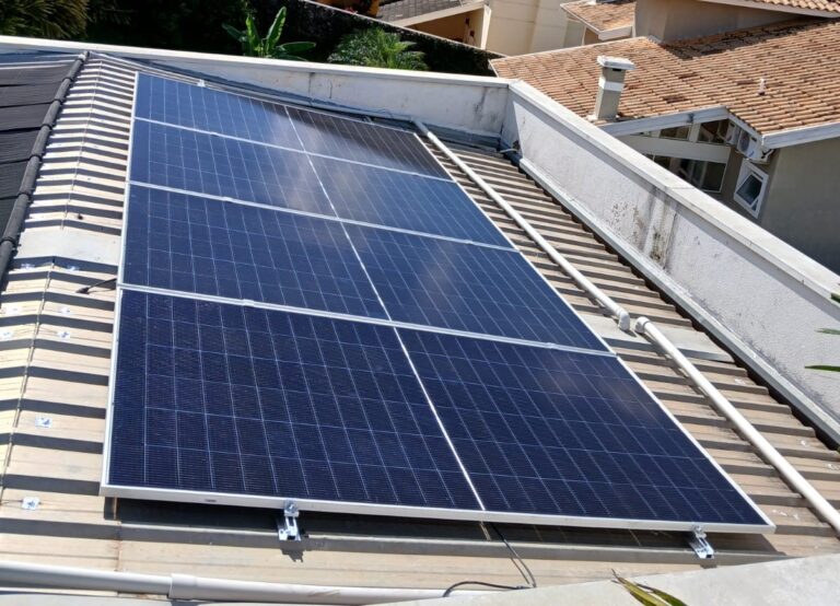 painéis solares em telhado